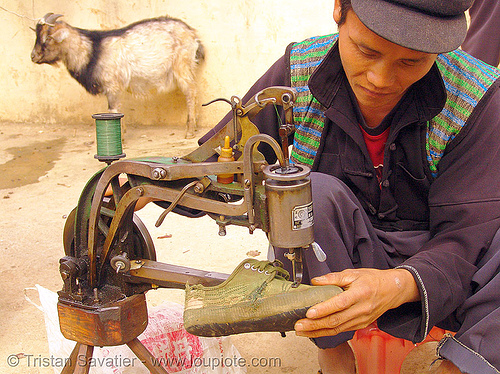 shoemaker repairing shoe, crank sewing machine, dao, dzao tribe, fixing, hill tribes, indigenous, man, mien yao tribe, máy may công nghiệp, mèo vạc, repairing, shoe machine, shoemaker, 縫紉機, 缝纫机
